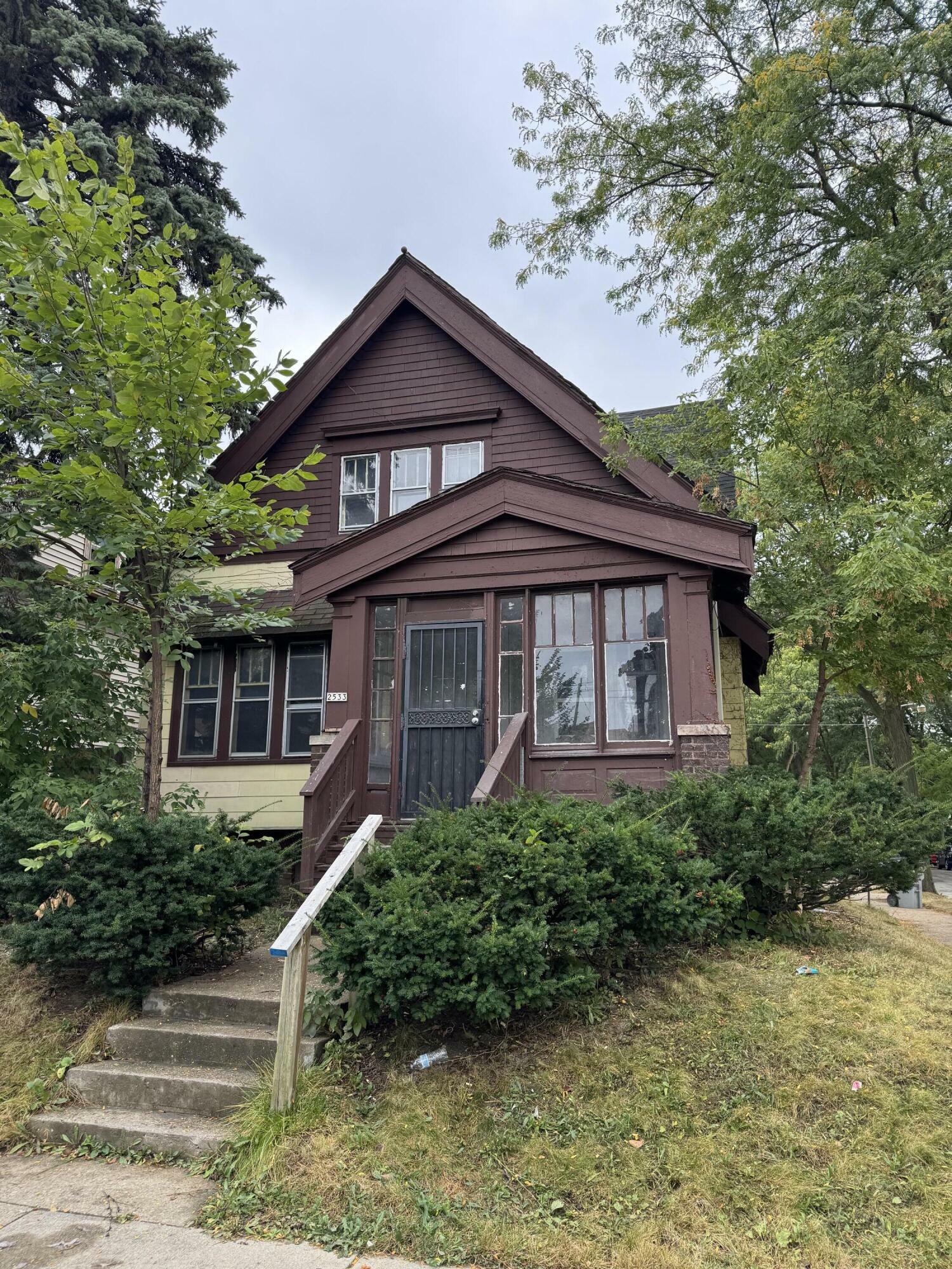 Property Photo:  2533 W Auer Ave  WI 53206 