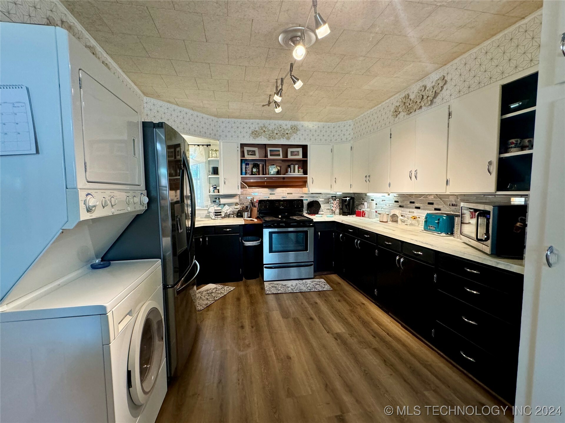 Property Photo:  802 E 5th Street  OK 74023 