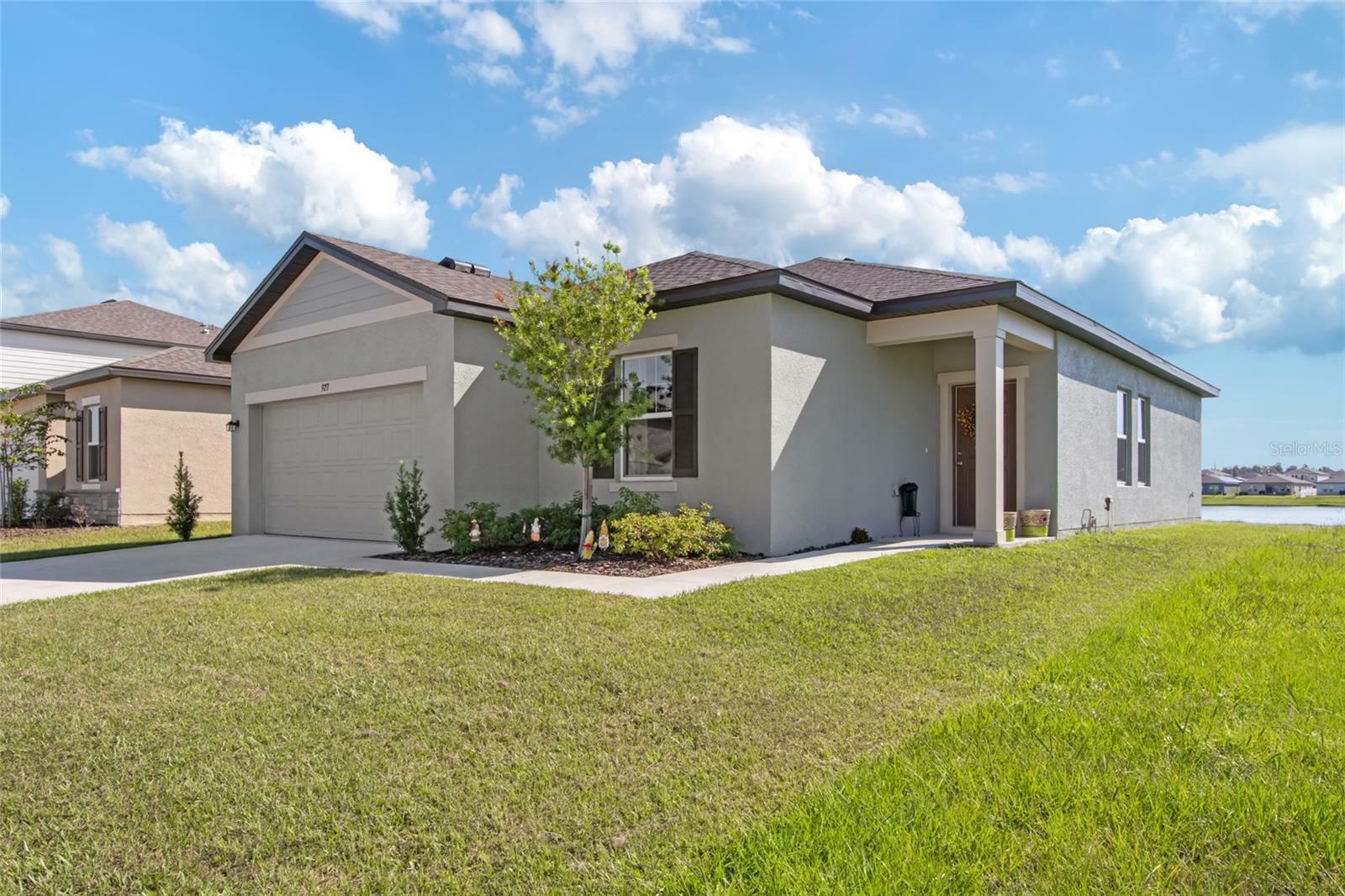 Property Photo:  927 Kelly Fern Loop  FL 33570 