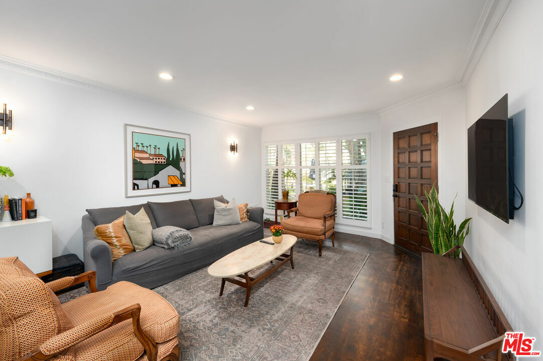 Property Photo:  1615  N Laurel Ave 112  CA 90046 