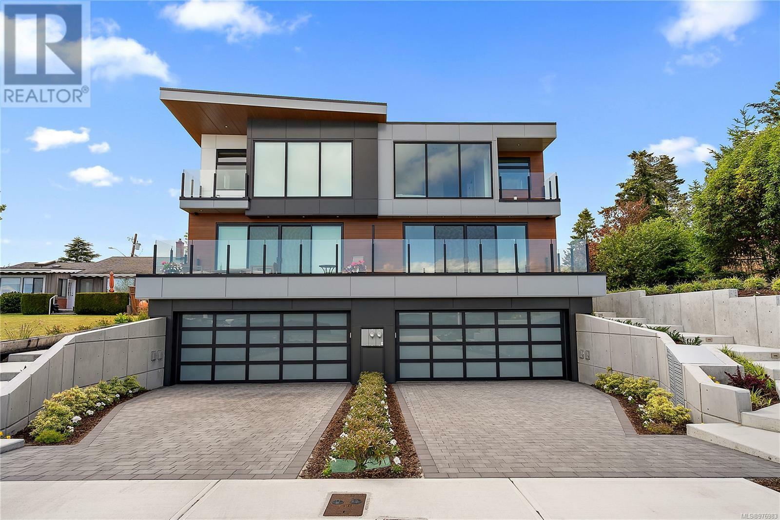 Photo de la propriété:  9360 Lochside Drive 2  BC V8L 1N7 