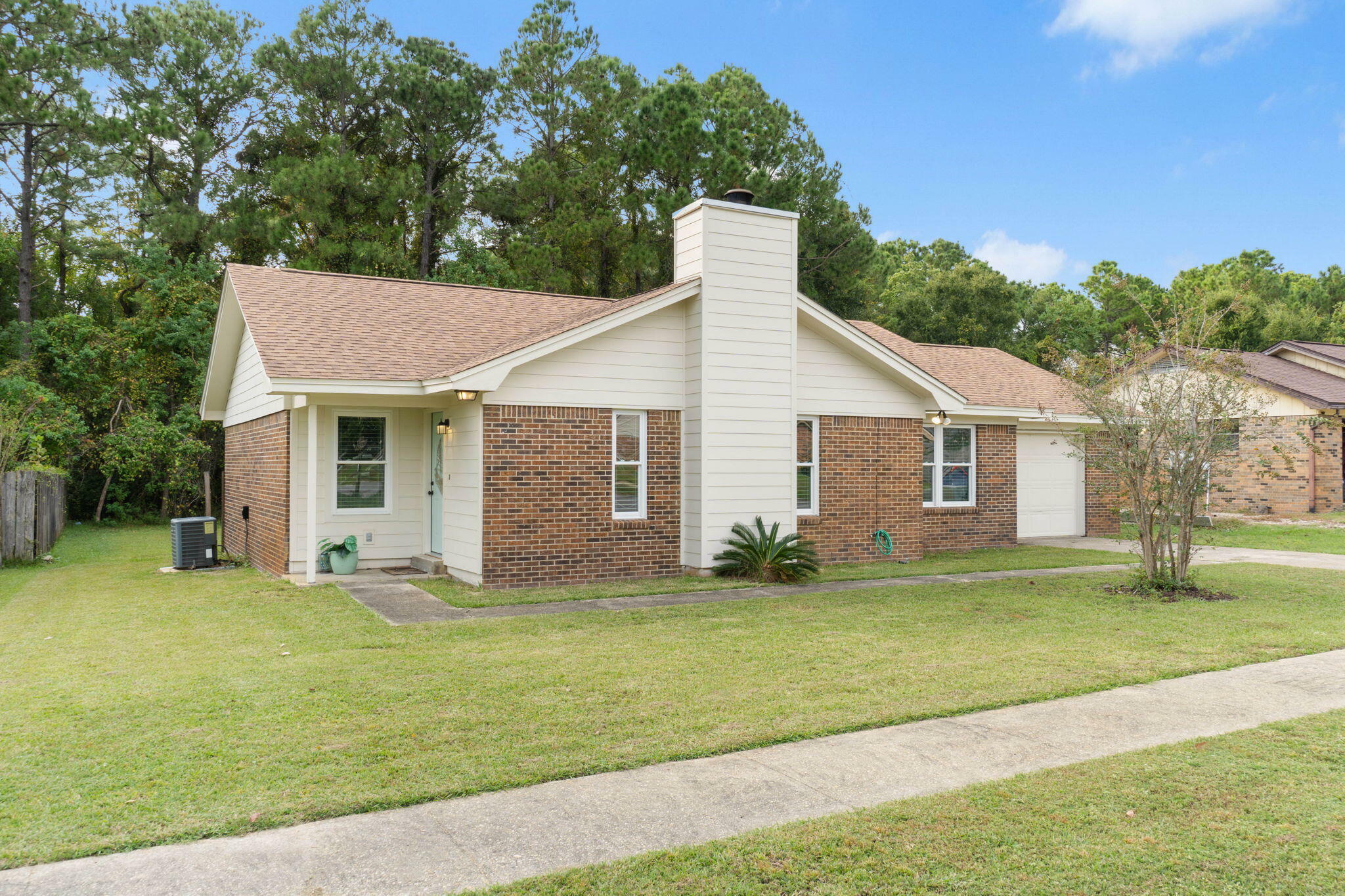 Property Photo:  606 Avenue De La Dauphine  FL 32569 