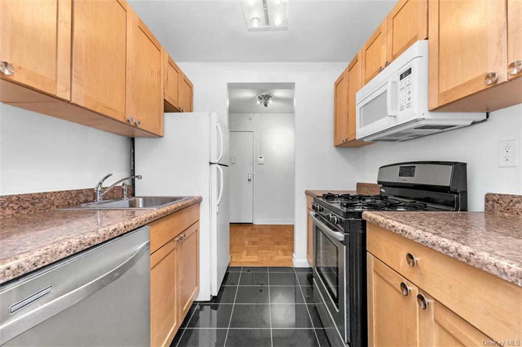 Property Photo:  42 Pine Street 2T  NY 10701 