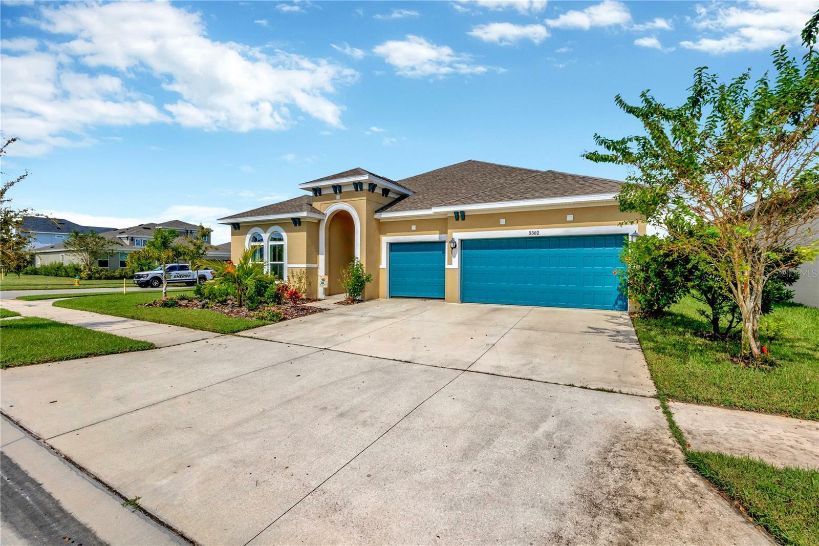 Property Photo:  5502 Limelight Drive  FL 33572 