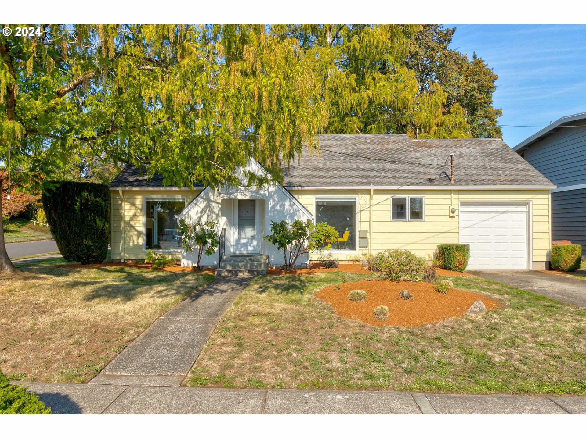 Property Photo:  707 NE 15th Ave  WA 98607 