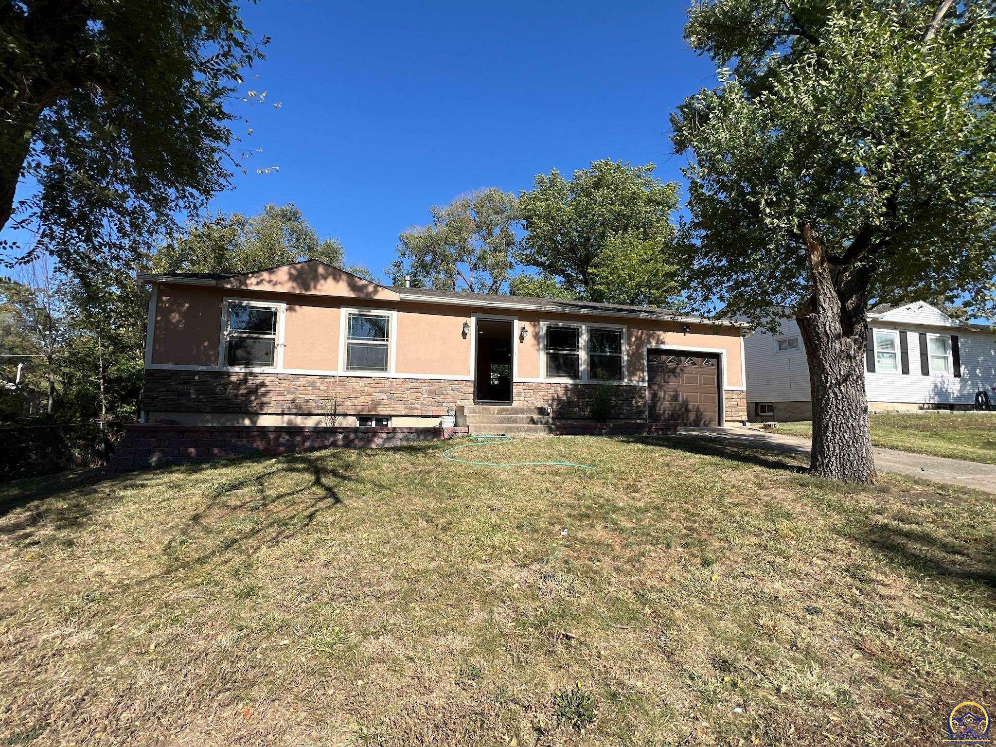 Property Photo:  1008 SE 36th St  KS 66605 