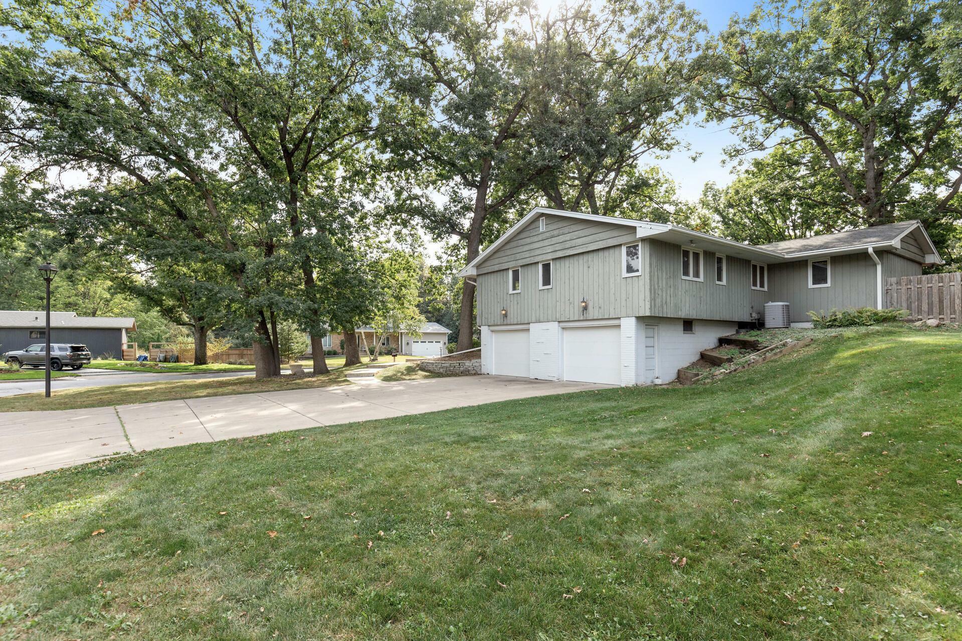 Property Photo:  435 Idaho Avenue N  MN 55427 