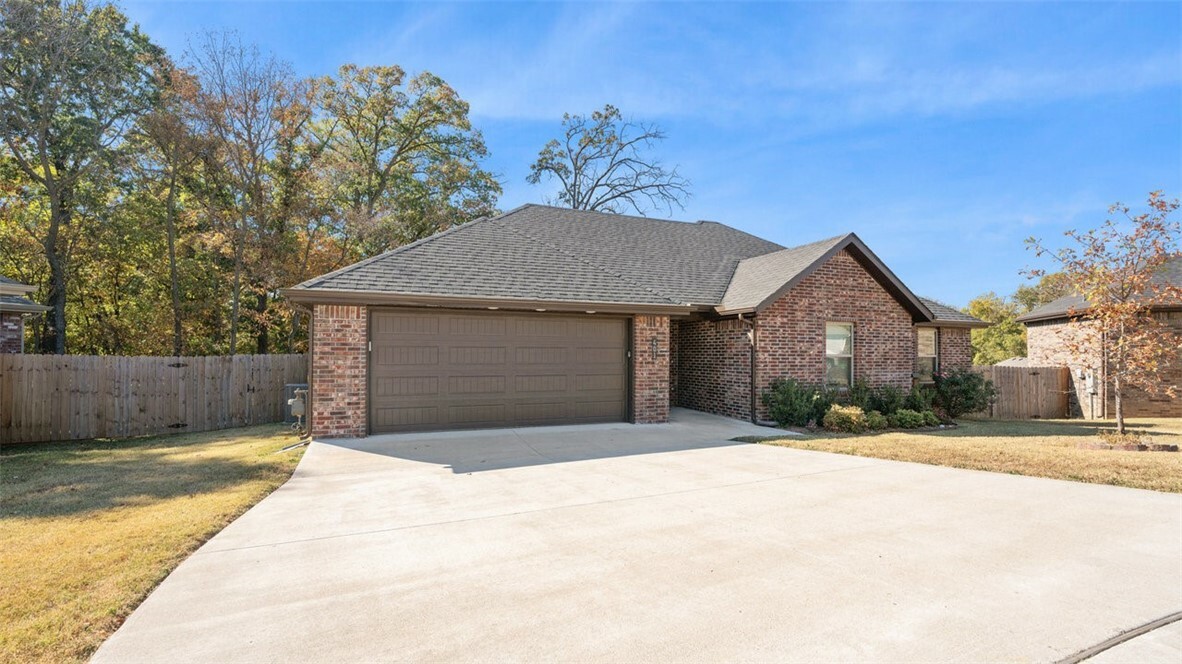 Property Photo:  401 Love Court  AR 72734 