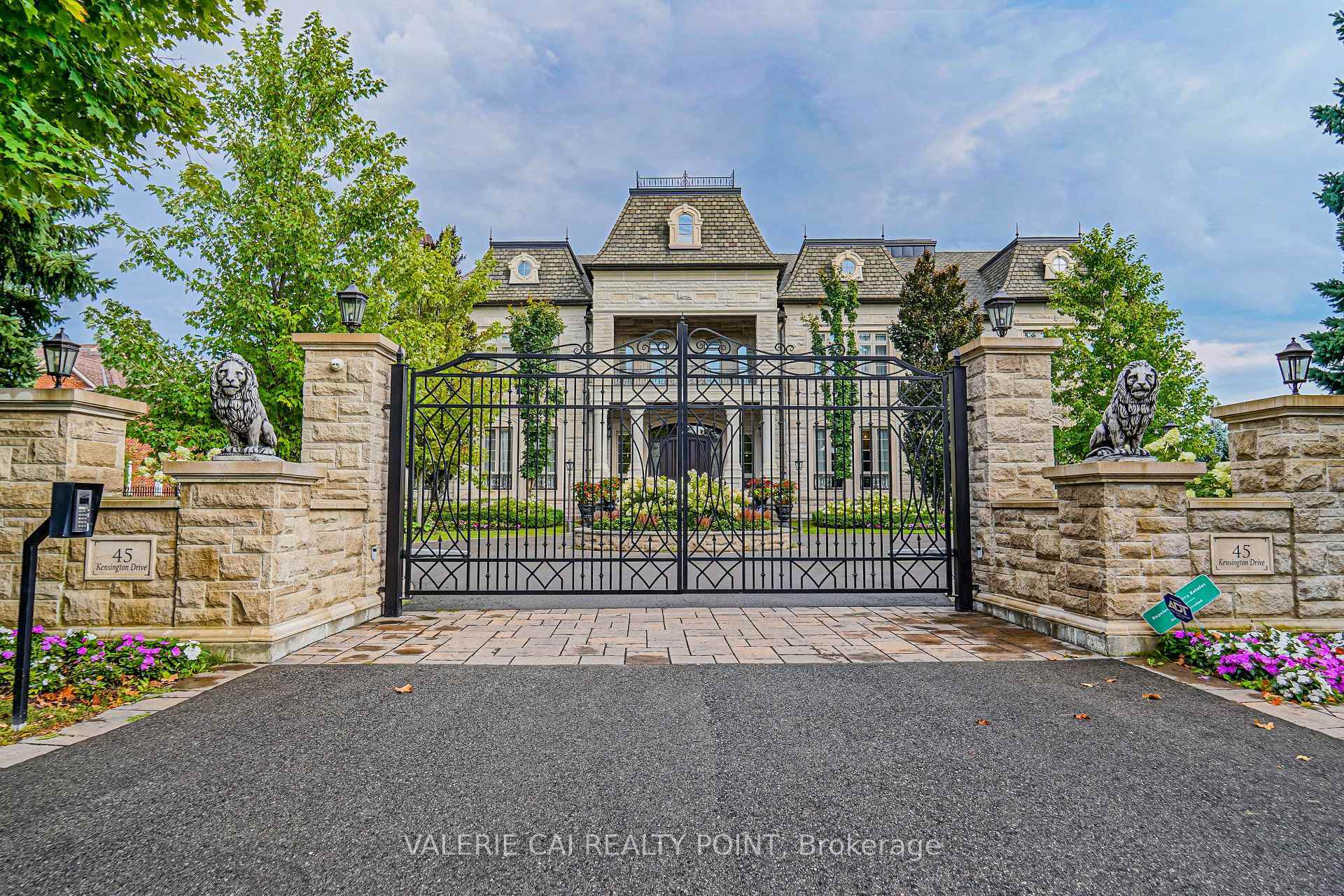 Property Photo: 45 Kensington Dr ON L4E 3S7