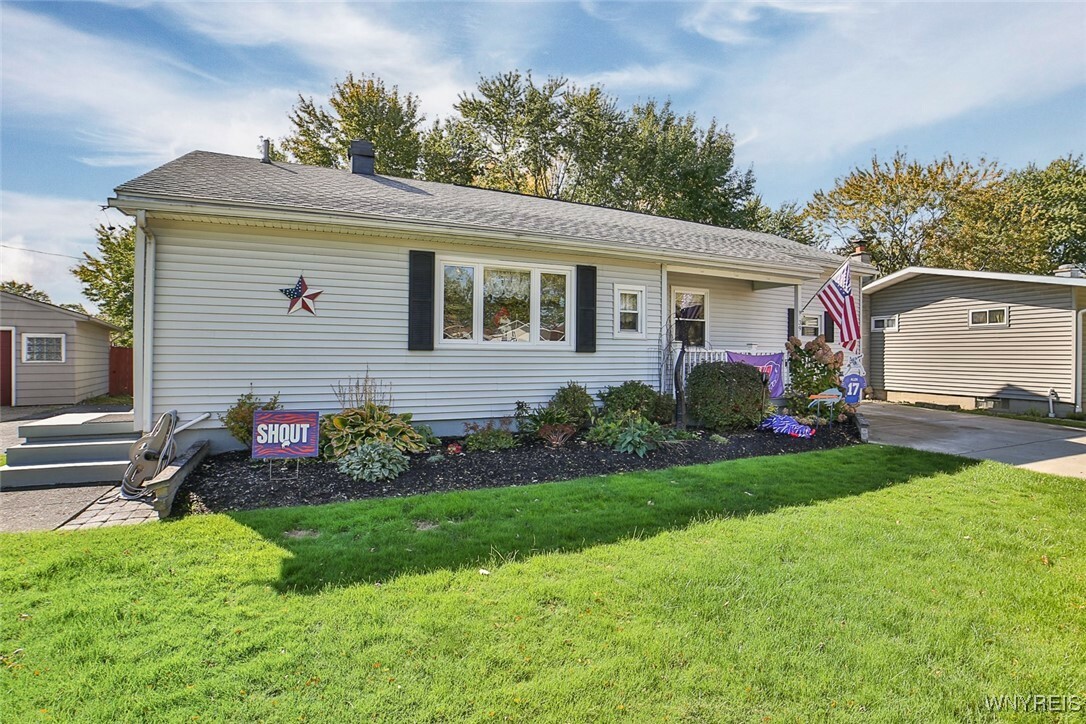 Property Photo:  39 Ridgedale Circle  NY 14150 