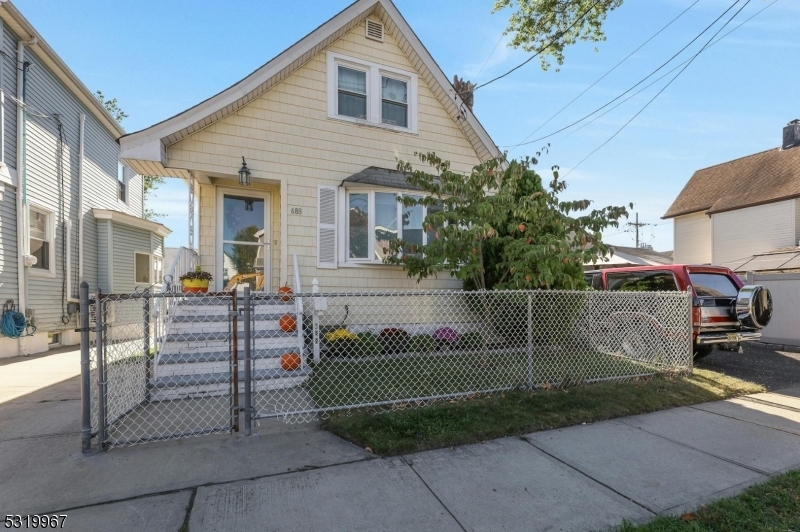 Property Photo:  688 Devon St  NJ 07032 