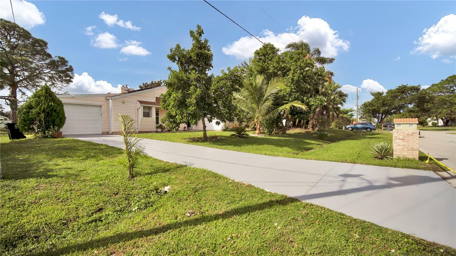 Property Photo:  112 SW Crescent Avenue  FL 34984 