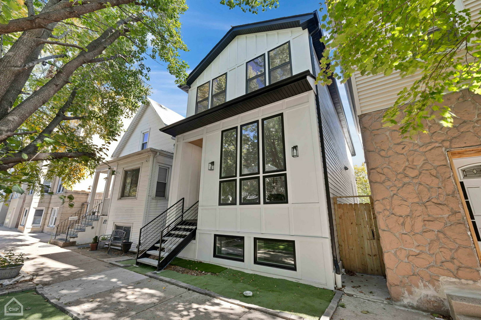 Property Photo:  3045 N Spaulding Avenue  IL 60618 