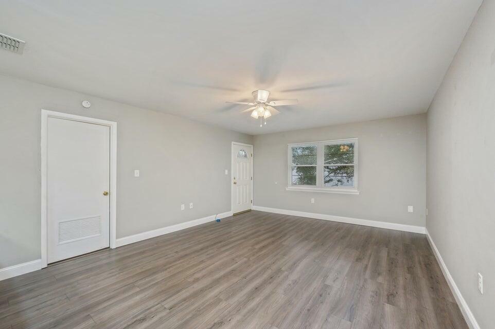 Property Photo:  613 Colonial Drive Apt 5  FL 32547 