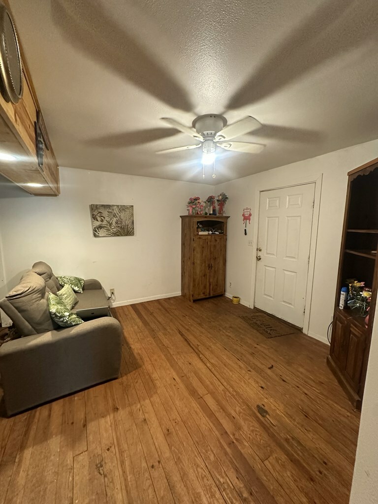 Property Photo:  708 Mesquite Ave  TX 76950 