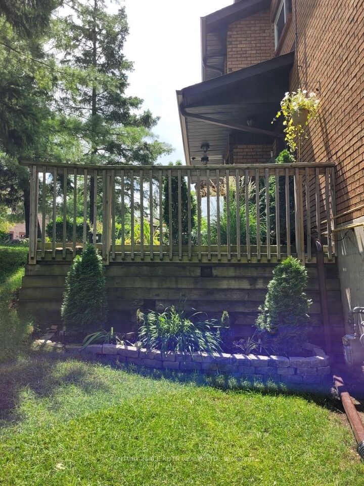 Property Photo: 30 Loggers Run 8 ON L4N 6W2