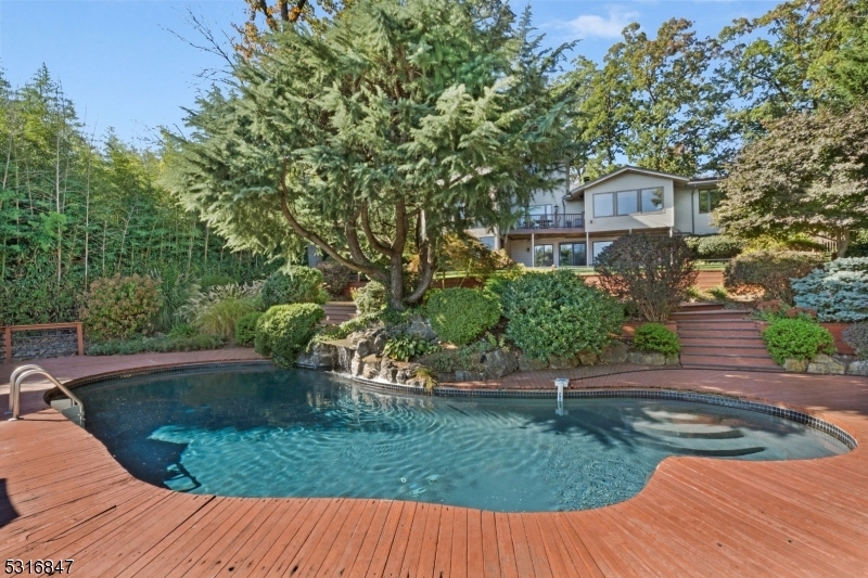 Property Photo:  54 Hillcrest Rd  NJ 08836 