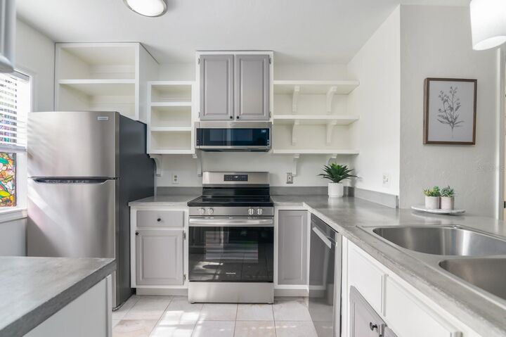 Property Photo:  809 SW 60th Terrace  FL 32607 