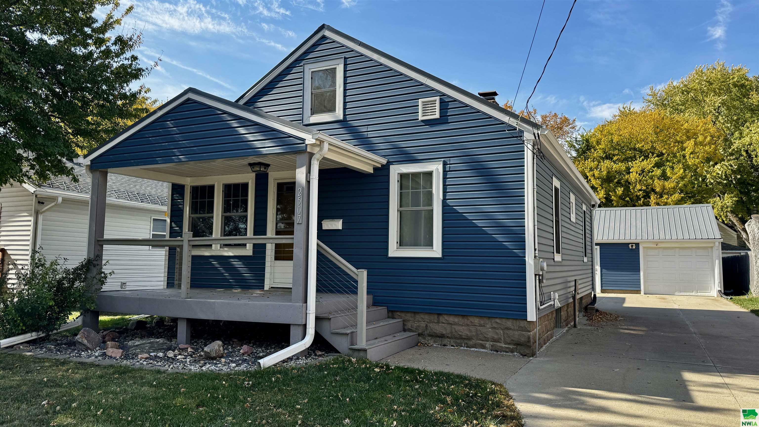 Property Photo:  2507 Chambers Street  IA 51104 