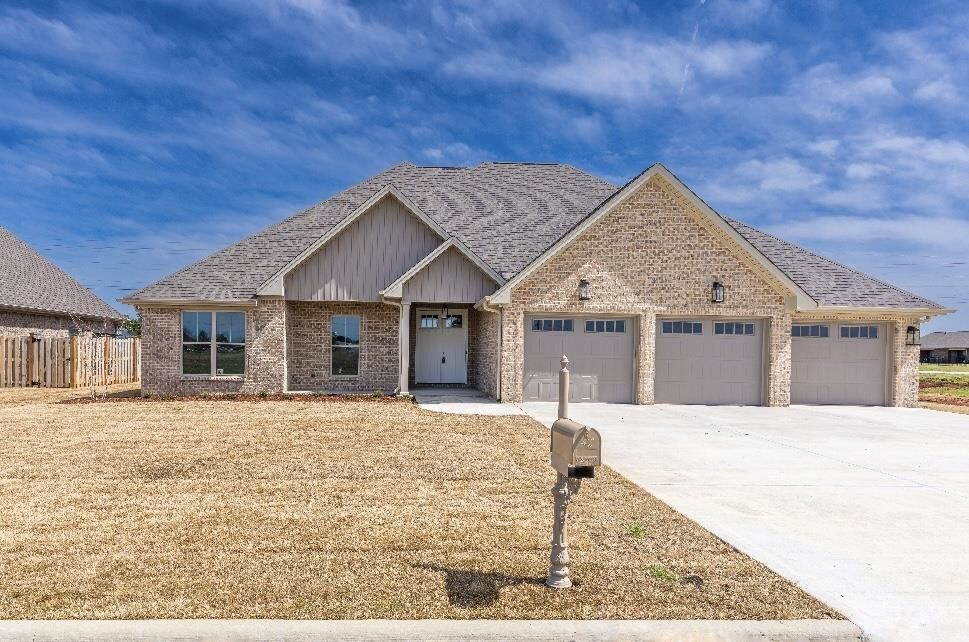 Property Photo:  204 Wynchase Dr E  AL 35661 - MUSCLE S 