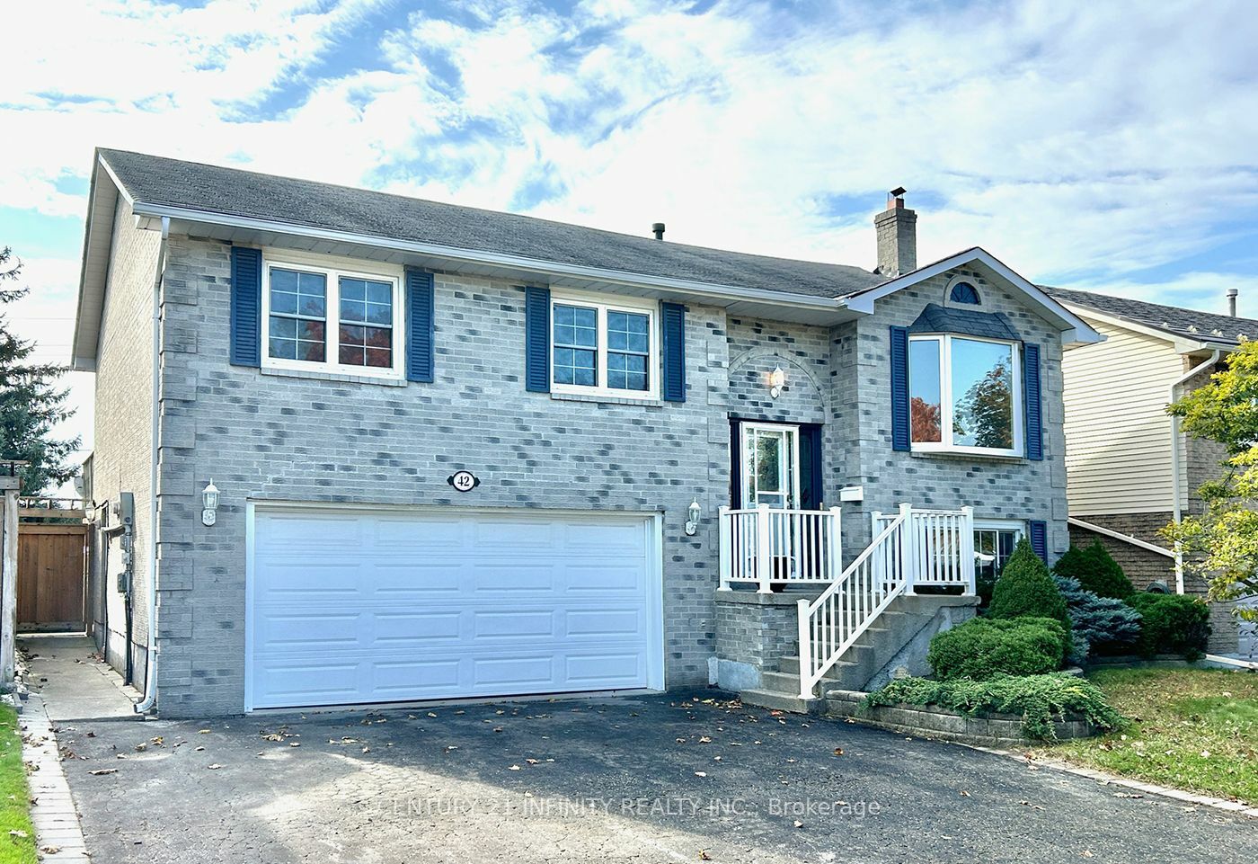 Photo de la propriété:  42 Cherry Blossom Cres  ON L1E 1G7 