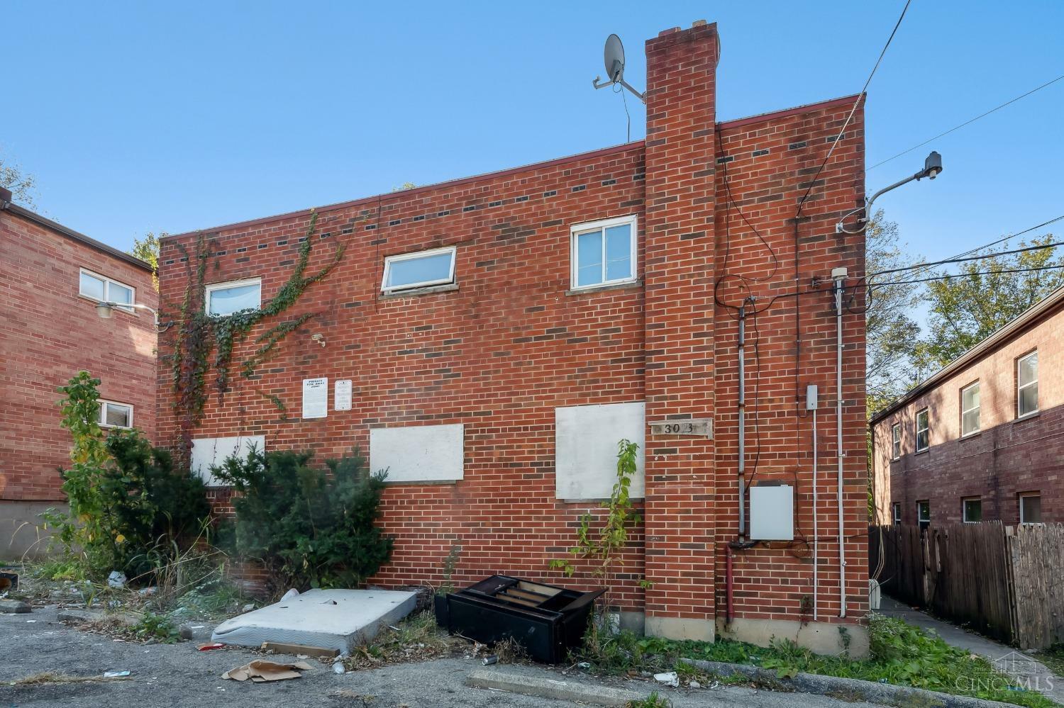 3023 Bracken Woods Lane  Cincinnati OH 45211 photo