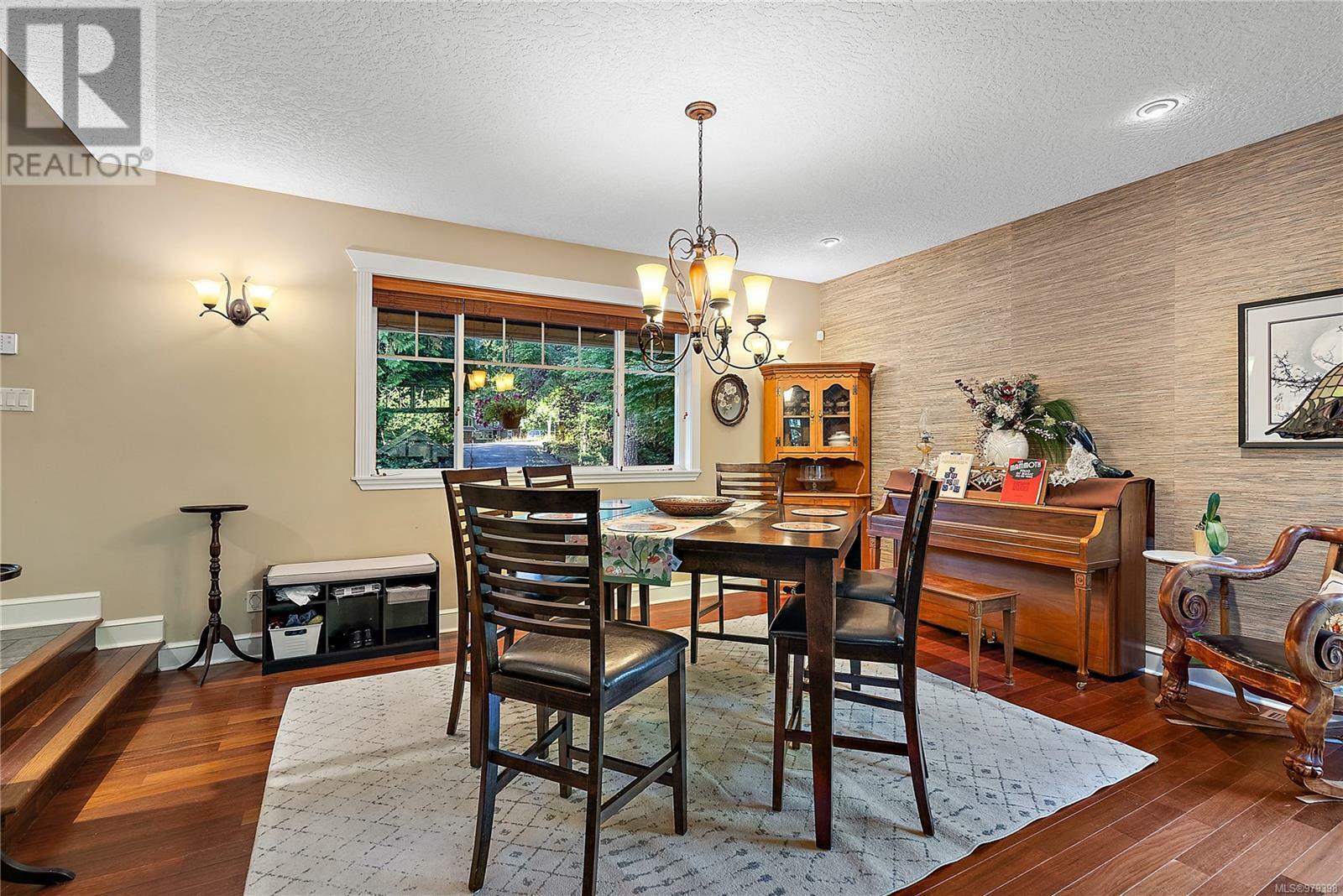 Property Photo:  625 Southwood Drive  BC V9B 6R9 