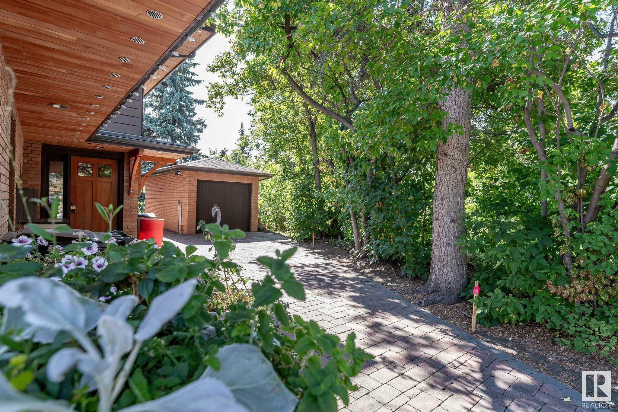 Property Photo:  8 Valleyview Point(E) NW  AB T5R 5T4 