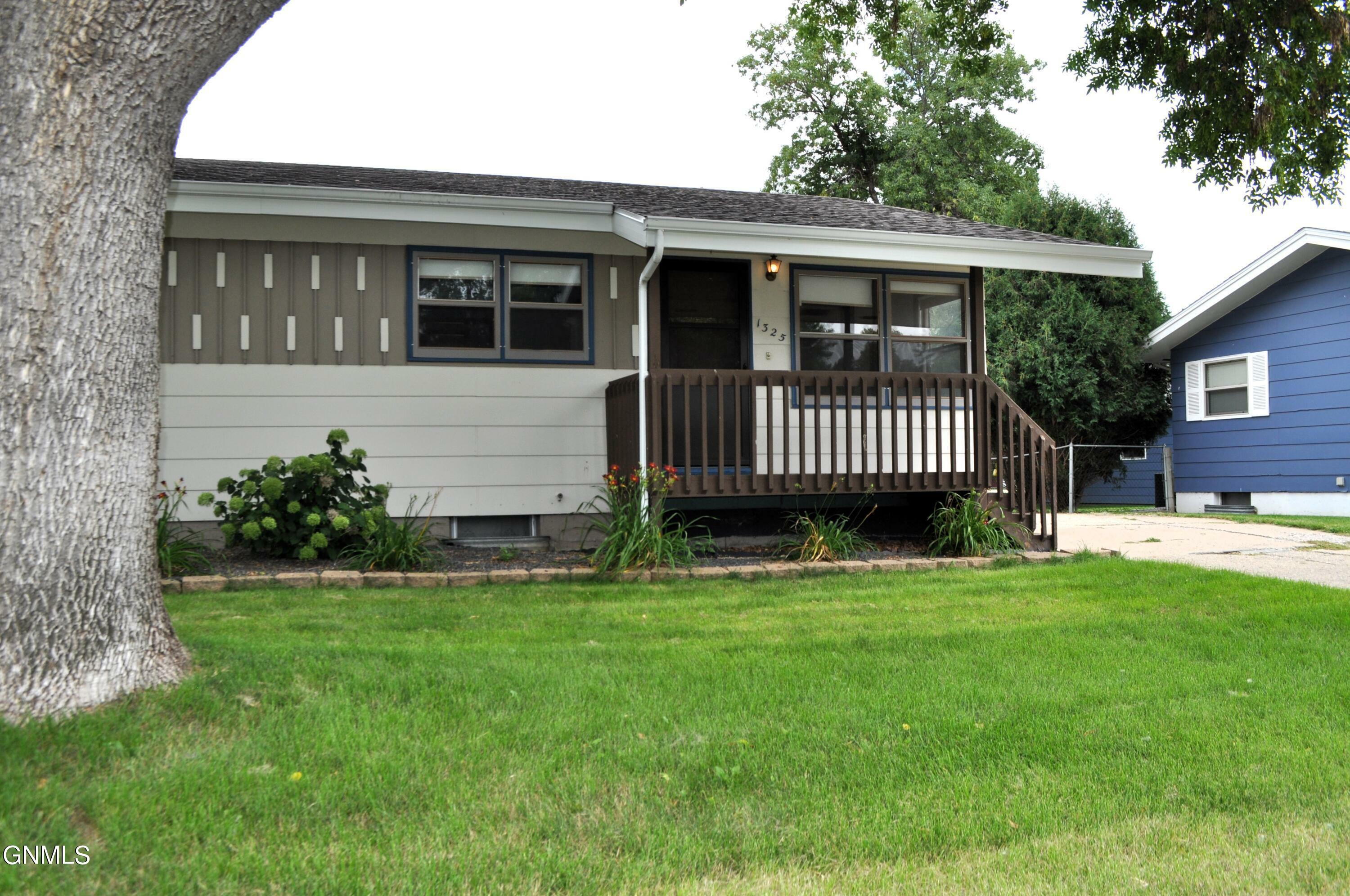 Property Photo:  1325 Richmond Drive  ND 58504 