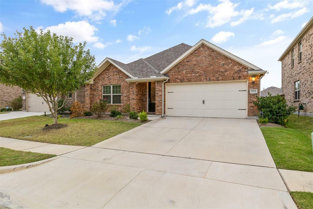 Property Photo:  1924 Tomahawk Trail  TX 76227 