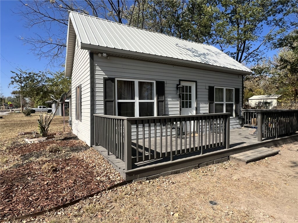 Property Photo:  311 SW 3rd Avenue  AR 72736 