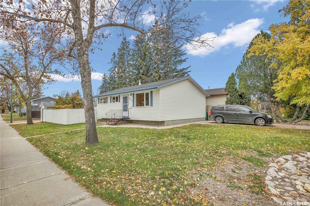 Property Photo:  401 St Laurent Crescent  SK S7L 4X3 