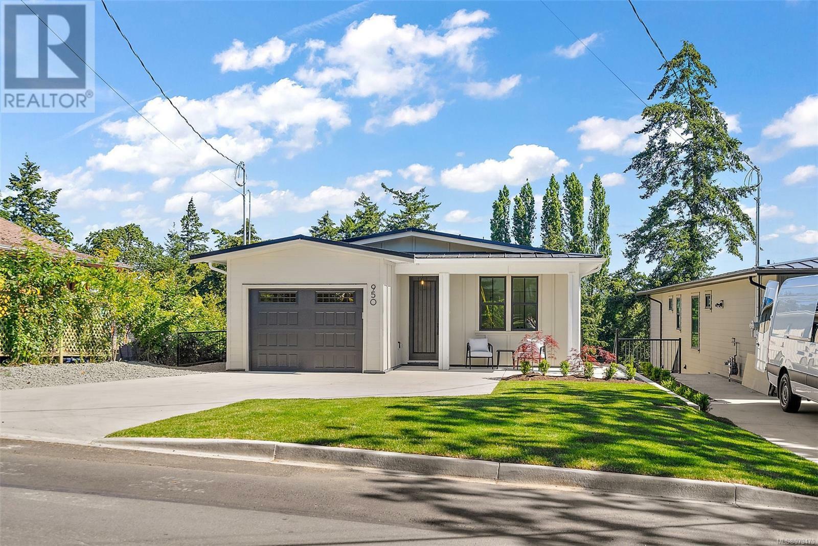 Photo de la propriété:  950 Tulip Avenue  BC V8Z 2P7 