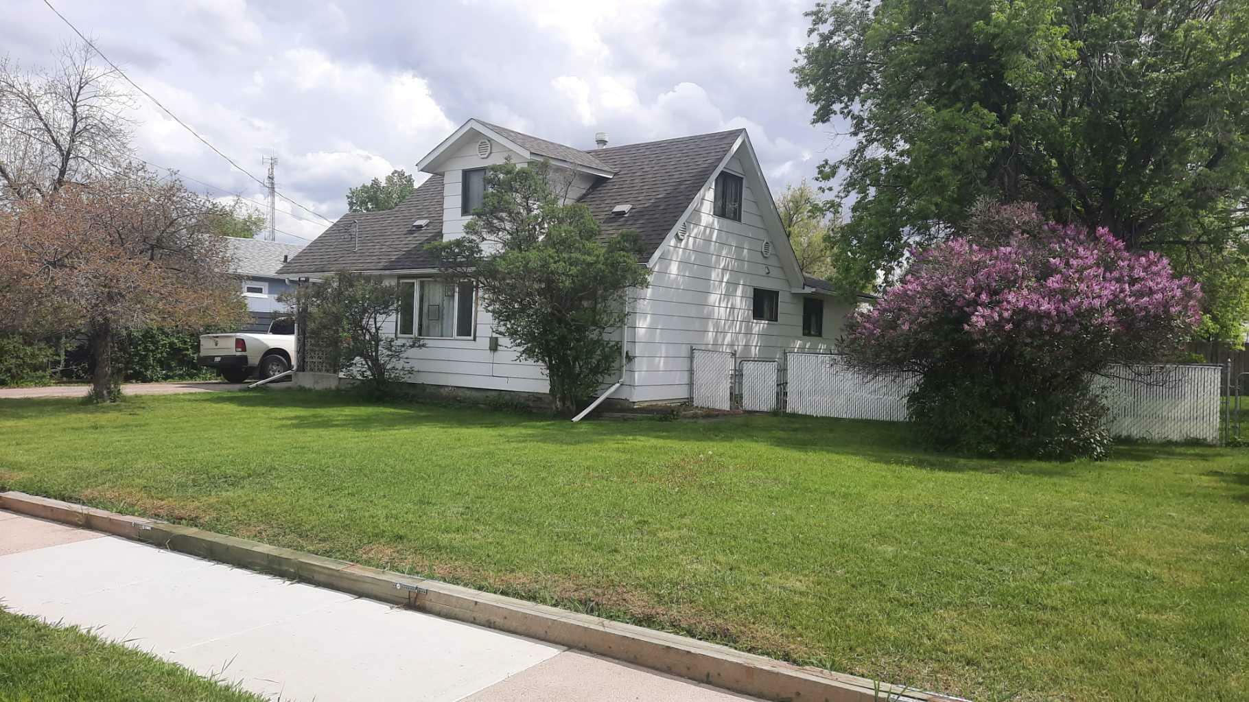 Property Photo:  1111 2 Avenue W  AB T0J 0Y2 