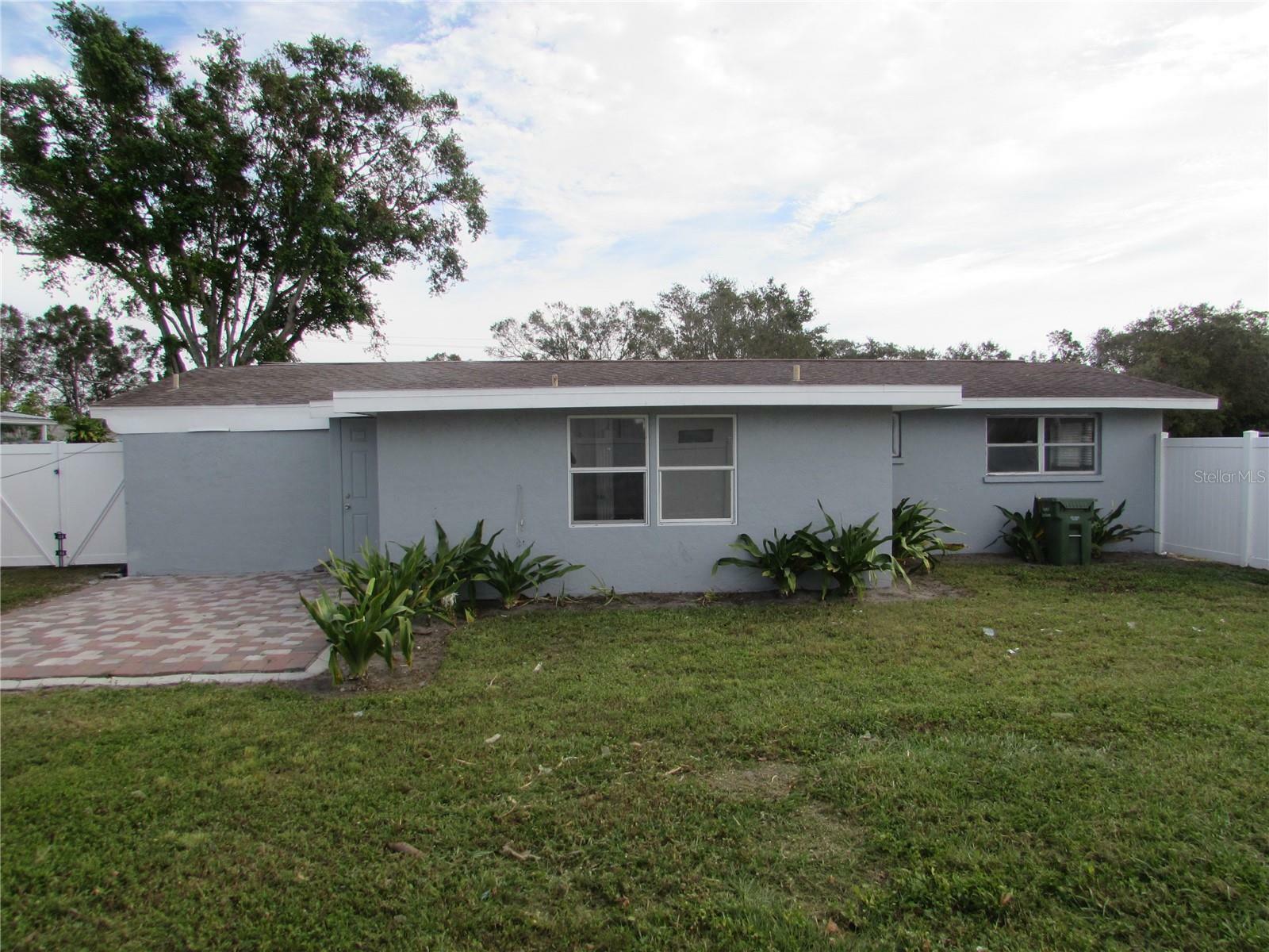 Property Photo:  1083 Tarpon Avenue  FL 34237 