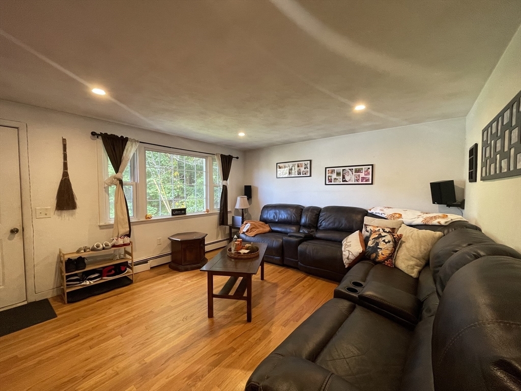 Property Photo:  19 Oneida Ave  MA 01606 