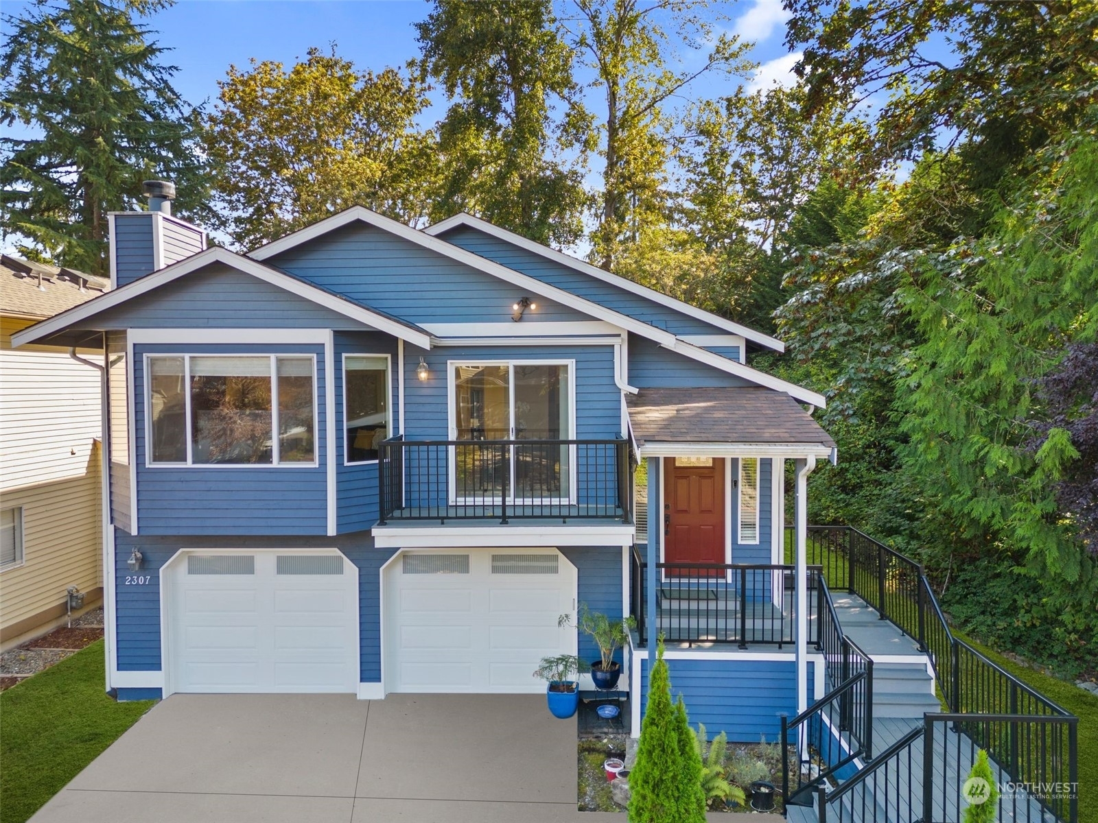 Property Photo:  2307 SE  8th Drive  WA 98055 