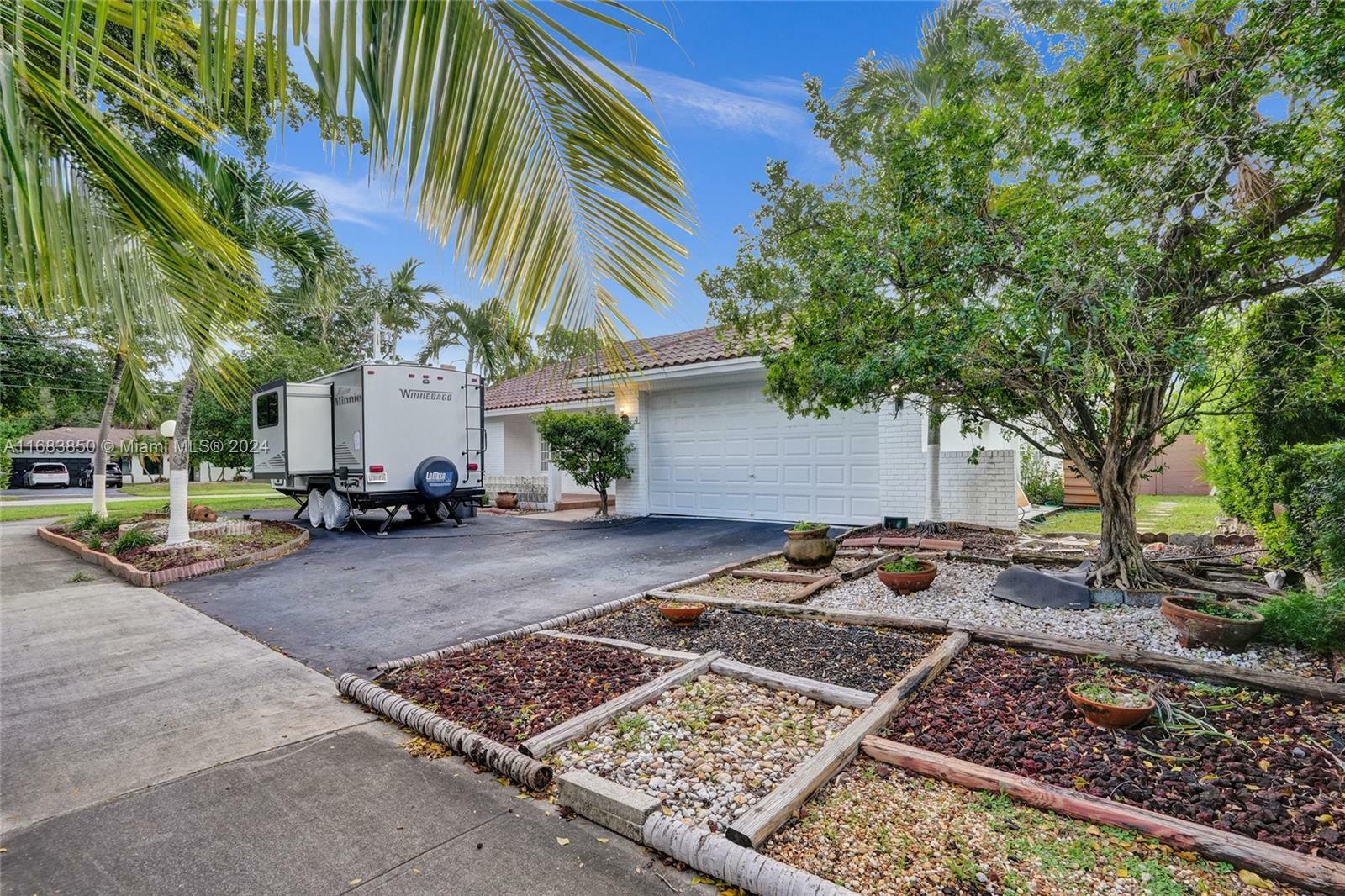 Property Photo:  3300 N Hills Dr  FL 33021 