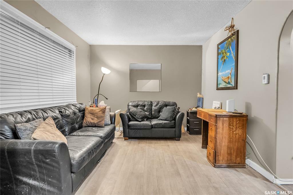 Property Photo:  430 I Avenue S  SK S7M 1Y4 