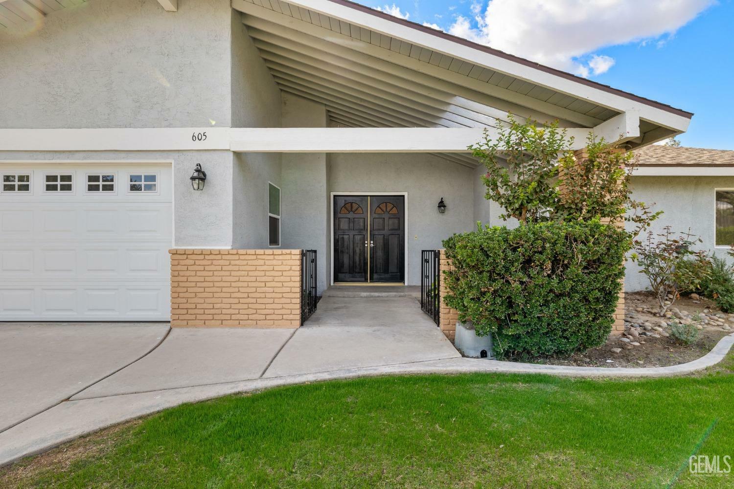 Property Photo:  605 Winchester Street  CA 93309 