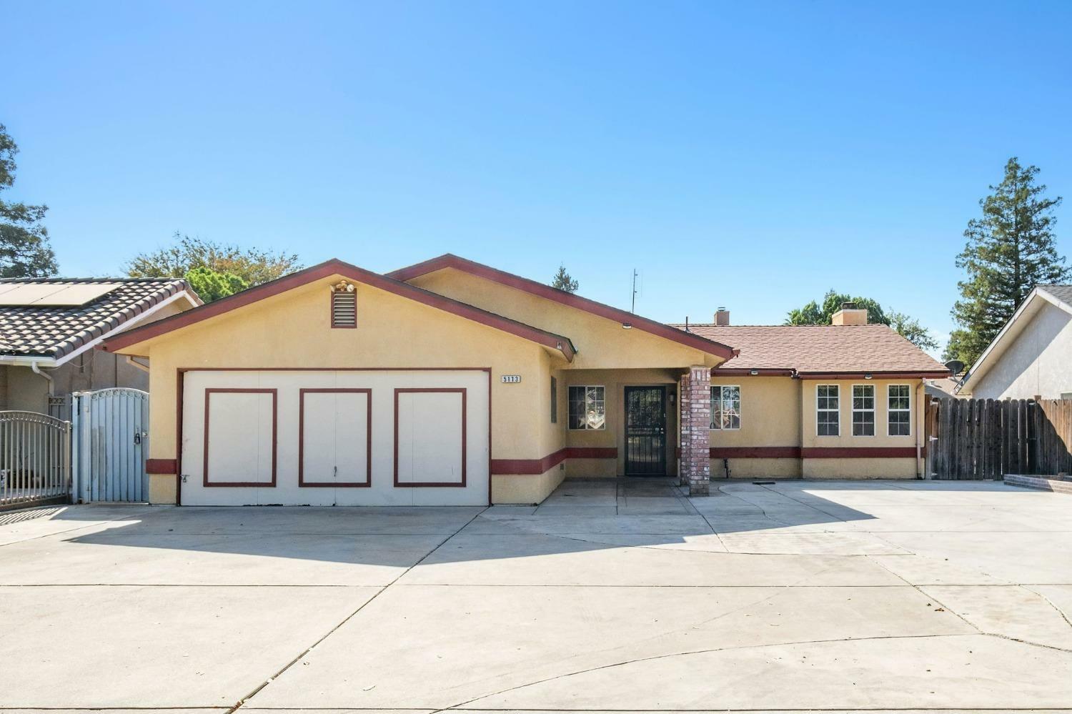 Property Photo:  5173 W Palo Alto Avenue  CA 93722 