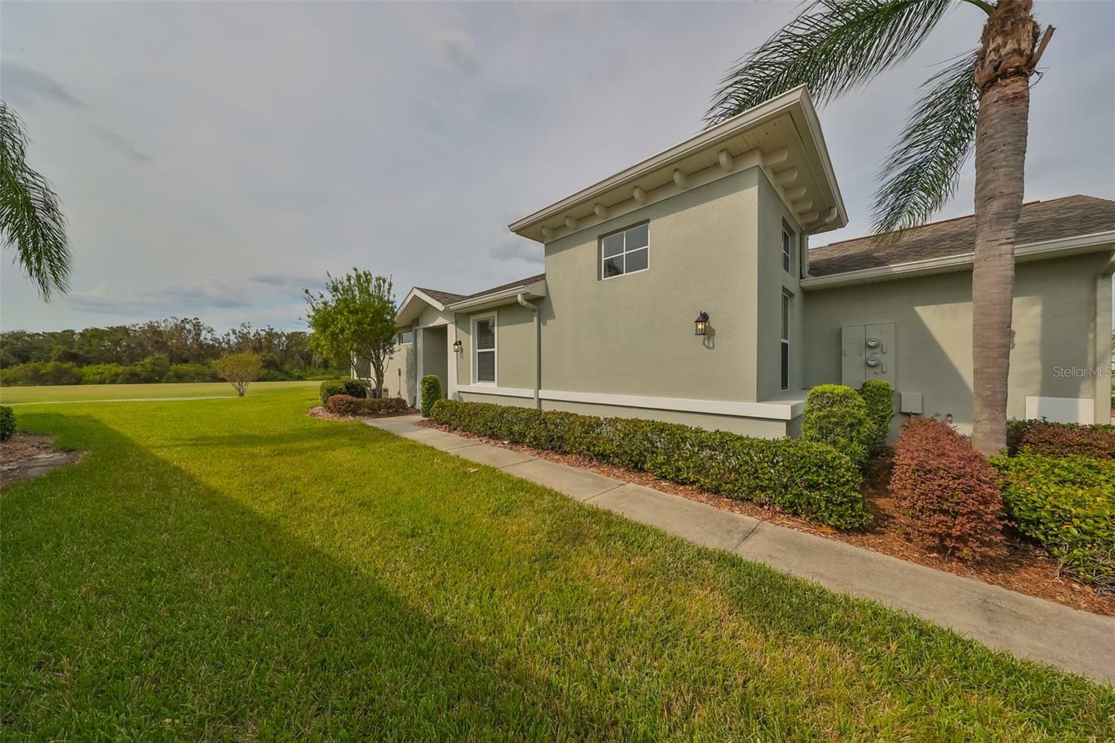 Property Photo:  1232 Lyndhurst Greens Drive  FL 33573 