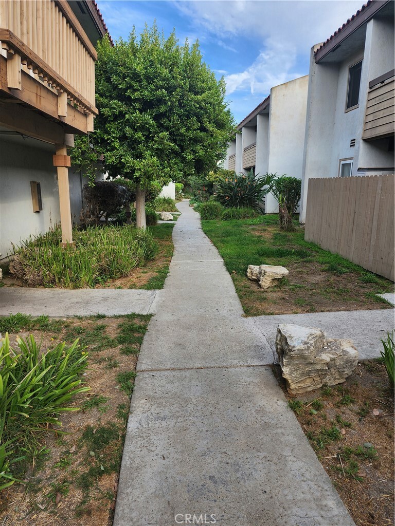 Property Photo:  2521 W Sunflower Avenue T2  CA 92704 