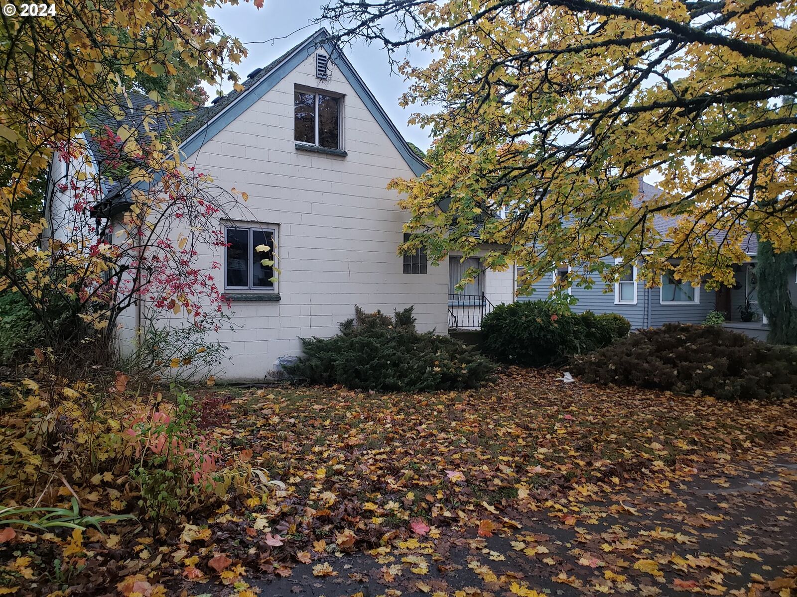 Property Photo: 409 E McLoughlin Blvd WA 98663
