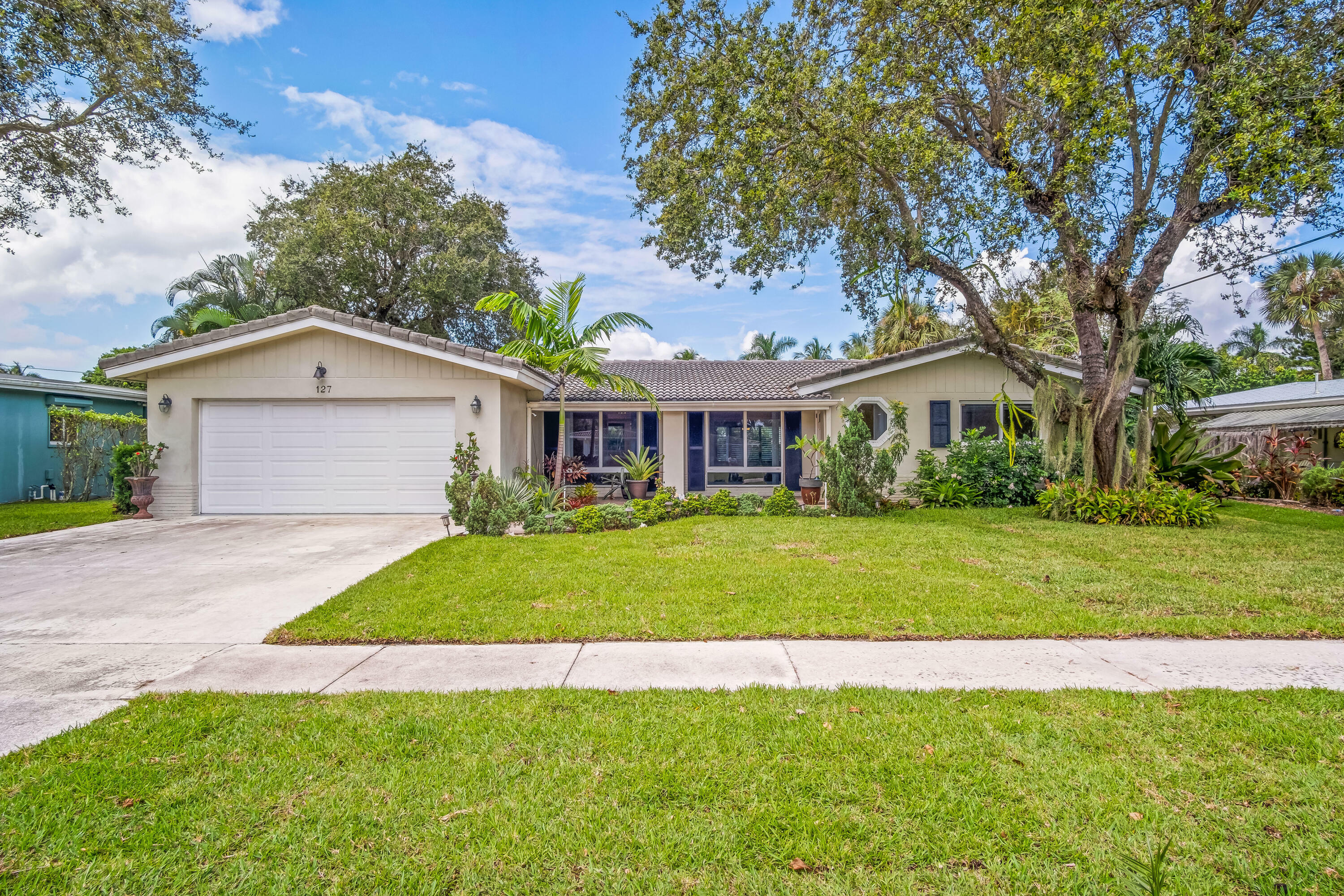 Property Photo:  127 SW 7th Avenue  FL 33486 