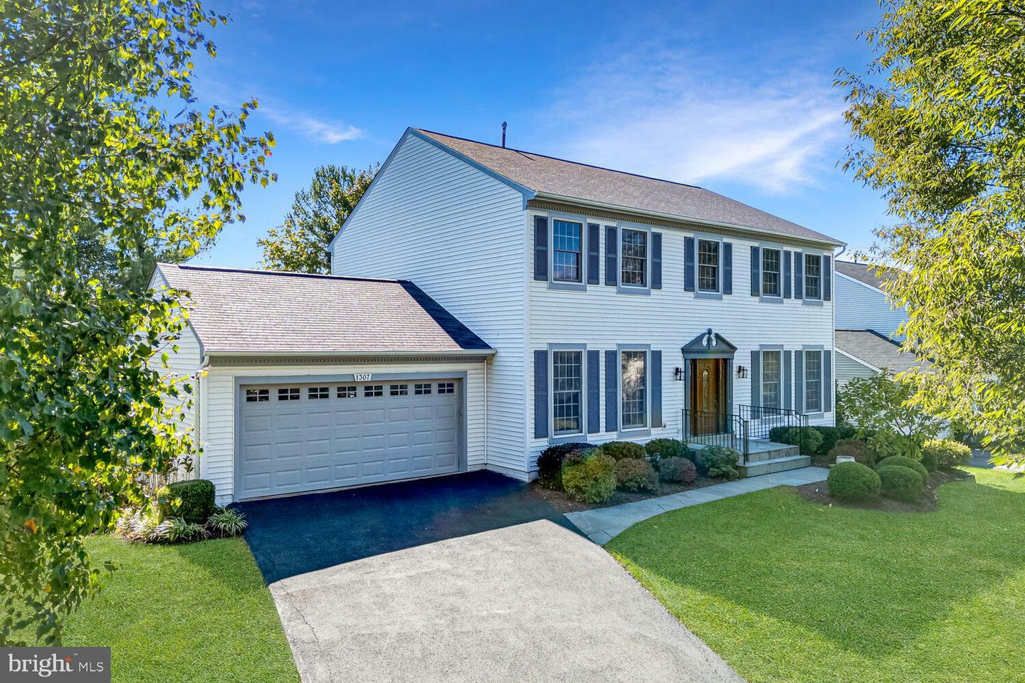 Property Photo:  1307 Campbell Court NE  VA 20176 