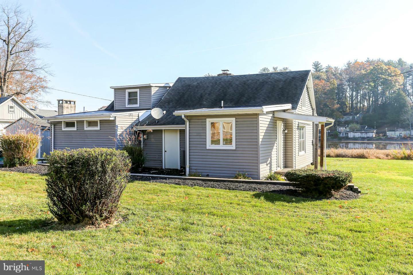 Property Photo:  866 Cardinal Lane  PA 17339 