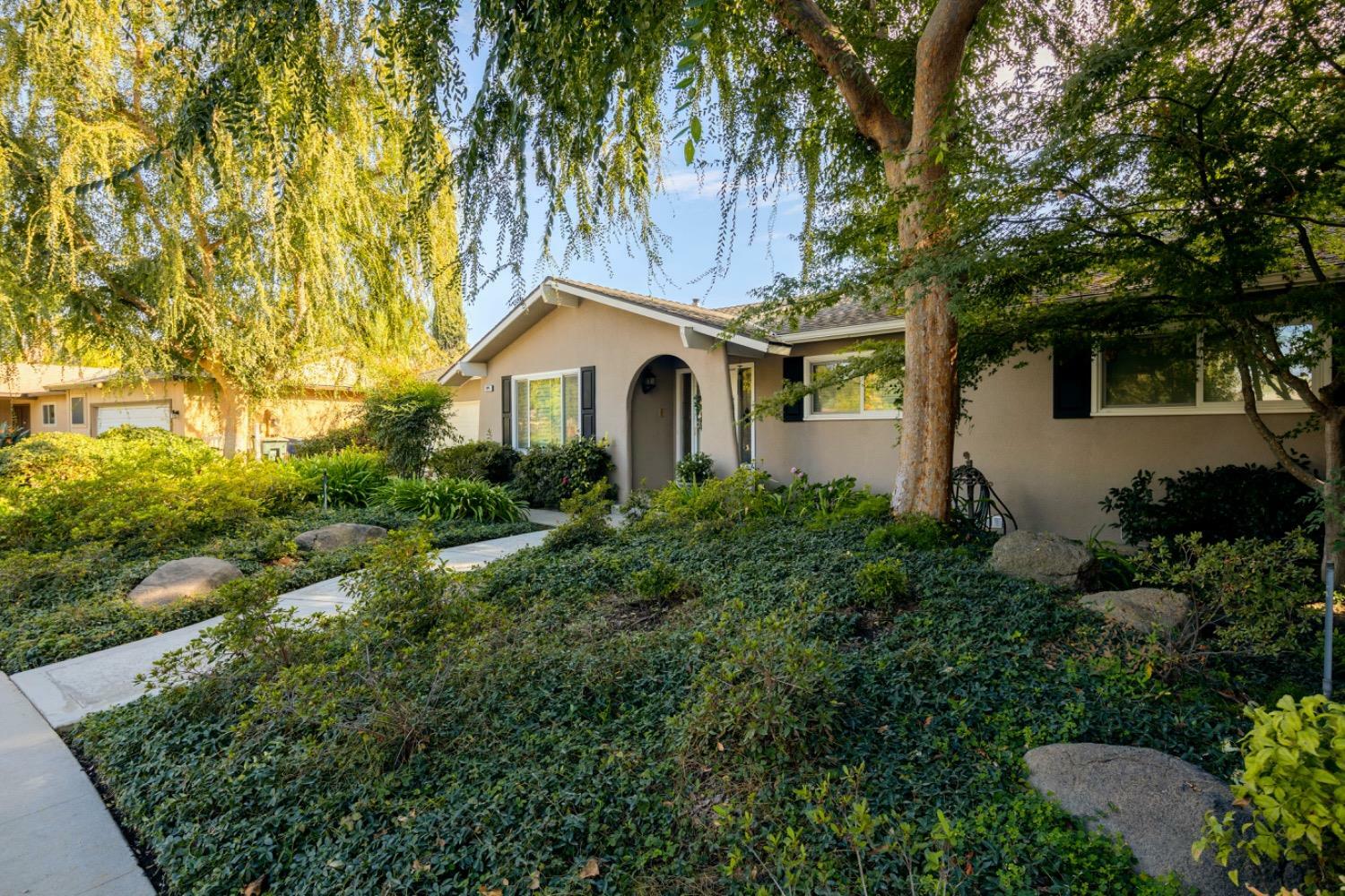 Property Photo:  2091 W Palo Alto Avenue  CA 93711 