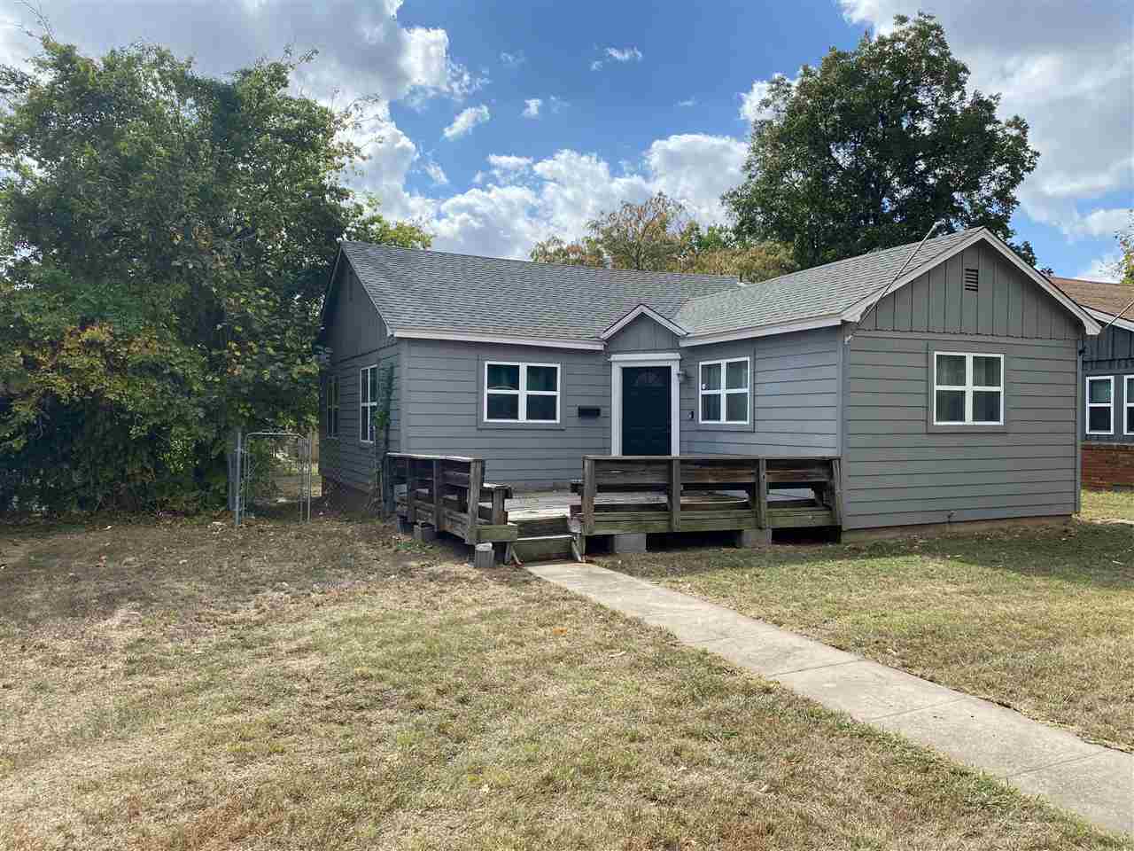 Property Photo:  1708 W Ash  OK 73533 