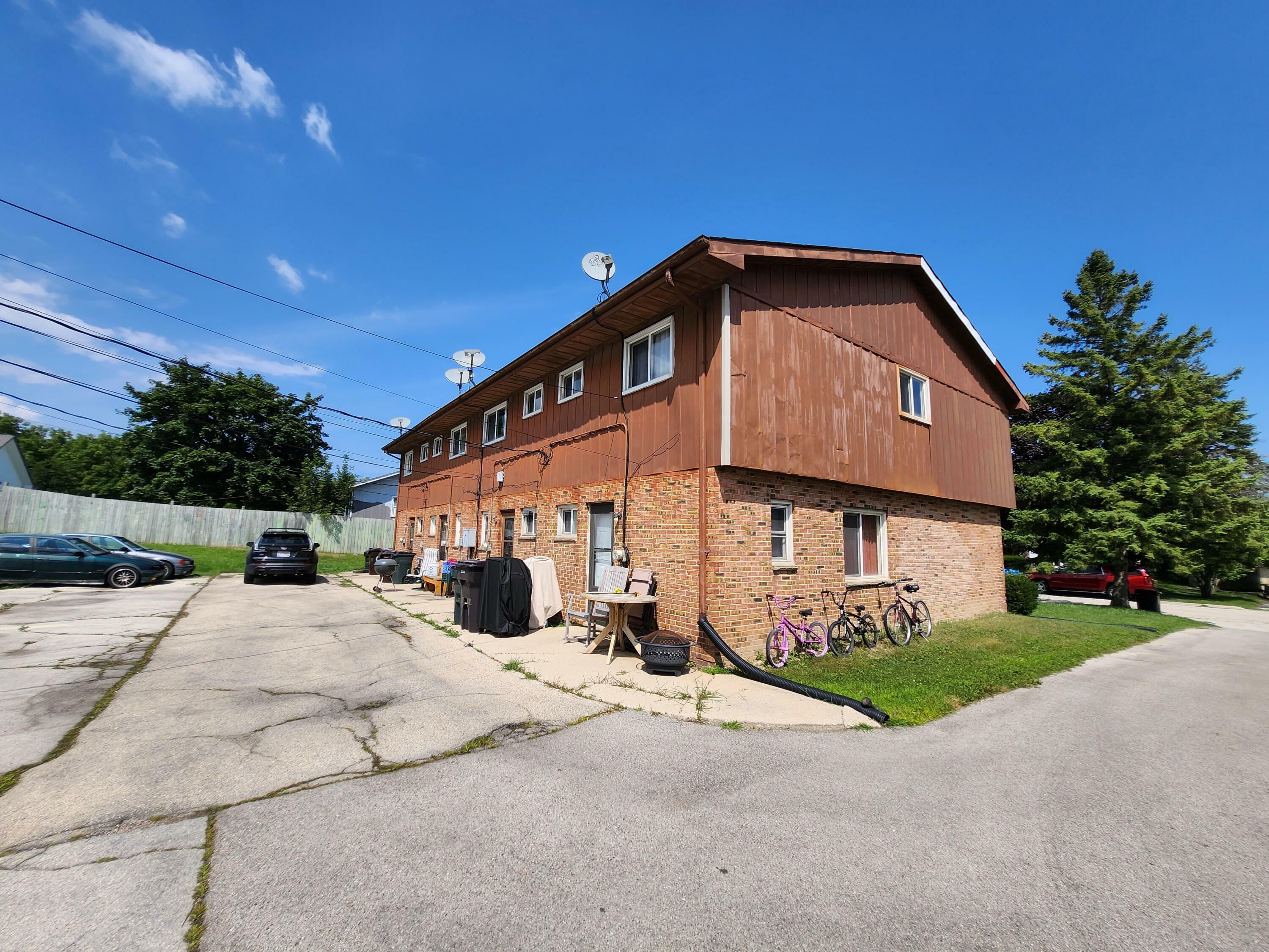 Property Photo:  1404 Willow Ln  WI 53172 